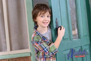 children answering the door